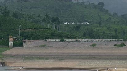 ആനയിറങ്ങലില് ബോട്ടിങ്ങ് നിർത്തി; സ്വൈരവിഹാരം നടത്തി കാട്ടാനക്കൂട്ടം