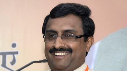 హైదరాబాద్ లో రామ్ మాధవ్: వివేక్ తో చర్చలు, సునీతతో డీకె అరుణ భేటీ