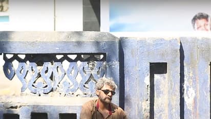 ഹാര്‍മോണിയവുമായി തെരുവിലെത്തി പാട്ടു പാടുന്ന ഈ വൃദ്ധന്‍ വേഷം മാറിയ ഒരു പ്രശസ്ത ഗായകനാണ്!