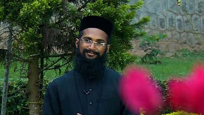 മാപ്പിളപ്പാട്ട് പാടി സോഷ്യല്‍ മീഡിയയില്‍ താരമായി വൈദികന്‍