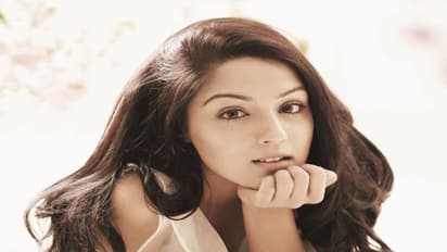 லிவிங் டூ கெதர் வாழ்க்கைக்கு  டாட்டா காட்டிவிட்டு... திருமணத்திற்கு தயாரான பிரபல நடிகை!