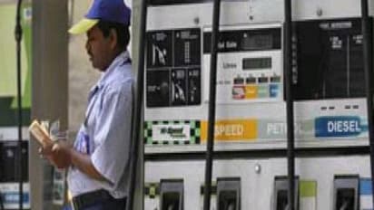 பெட்ரோல் டீசல் விலை சற்று குறைவு...! வெயிட் வெயிட்...பைசா அளவில் தான் குறைந்துள்ளது ..!