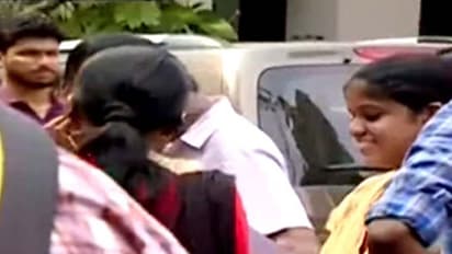 ആൺകുട്ടികളും പെൺകുട്ടികളും ഒരുമിച്ചിരുന്നു പഠിക്കരുതെന്ന് തിരുവനന്തപുരം മെഡിക്കല്‍ കോളജ്