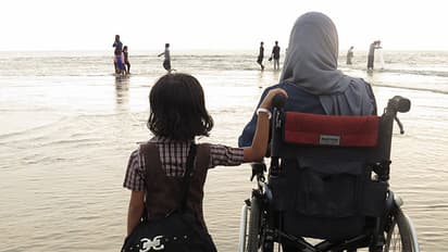 ജീവിതത്തിന്റെ കടലുകള്‍ വീല്‍ചെയറുകളില്‍ മുറിച്ചു കടന്ന് ആ സ്ത്രീകള്‍ കടല്‍ തൊട്ടു!