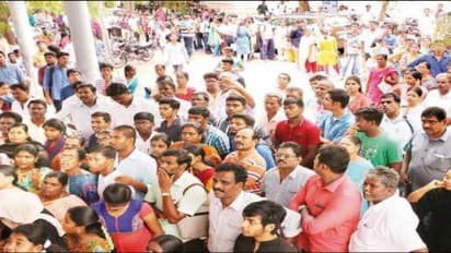 மருத்துவ படிப்புக்கான விண்ணப்ப படிவங்களுக்கு தட்டுப்பாடு; காத்திருந்து கடுப்பான பெற்றோர் போராட்டம்…