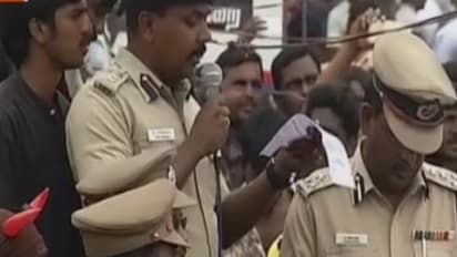 முதல்வர் அறிக்கையை மீண்டும் படித்தார் ஐபிஎஸ் அதிகாரி - போராட்டத்தை கைவிட வேண்டுகோள்.... நிராகரித்த இளைஞர்கள்..!!