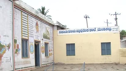 ಶಿಥಿಲಗೊಂಡಿದೆ ಸ್ವಾತಂತ್ರ್ಯಪೂರ್ವದ ಈ ಶಾಲೆ; ಮೈದಾನದಲ್ಲೇ ಪಾಠ