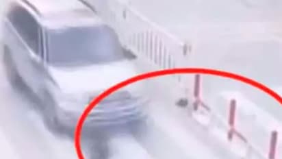 ഫോണില് തിരക്കിലായ അമ്മയുടെ മുന്നില് വച്ച് മകനെ വാഹനം ഇടിച്ച് തെറിപ്പിച്ചു