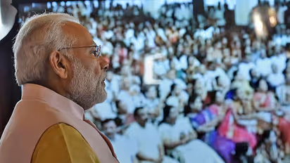 Pejavara Shri invites PM Modi to Udupi