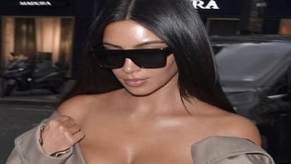 மேலாடை அணியாமல் பிளாஸ்டிக் கவரை அணிந்து வந்த பிரபலம்..!