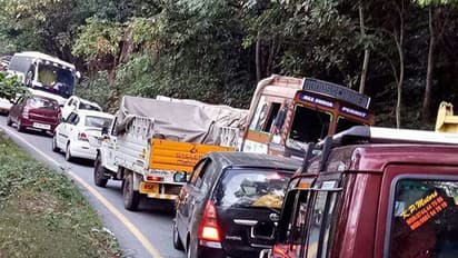 താമരശ്ശേരി ചുരത്തിൽ ഹെവി വെഹിക്കിൾ ഗതാഗതം പൂർണമായും നിരോധിച്ചു