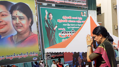 Supreme Court verdict changes nothing, Sasikala still beats Panneerselvam