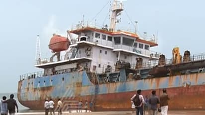 കൊല്ലം തീരത്തടിഞ്ഞ കൂറ്റന് കപ്പല് ഒരു വശത്തേക്ക് ചരിയുന്നു; പ്രദേശത്ത് വന് അപകട ഭീഷണി