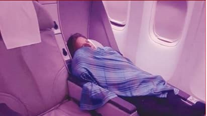 ಚಲಿಸುತ್ತಿದ್ದ ವಿಮಾನದಲ್ಲಿ 2 ಗಂಟೆ ನಿದ್ದೆ ಮಾಡಿದ ಪೈಲಟ್ : ಮುಂದೇನಾಯ್ತು ?