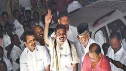 உருவானது டி.டி.வி. அணியில் சலசலப்பு .. நீயா ? நானா ? போட்டியில் அடித்துக்கொள்ளும் ஆதரவாளர்கள் ....