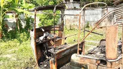 വീടിന് സമീപം പാര്ക്ക് ചെയ്തിരുന്ന ഓട്ടോറിക്ഷ അജ്ഞാത സംഘം തീവച്ചു