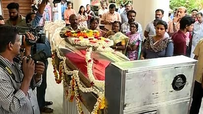 ചിത്രകാരന് അശാന്തന്റെ മൃതദേഹം പൊതുദര്ശനത്തിന് വയ്ക്കുന്നത് തടഞ്ഞ സംഭവം; 20 പേര്ക്കെതിരെ കേസെടുത്തു