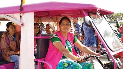 ಮಗಳ ಶಿಕ್ಷಣಕ್ಕೆ ಆಟೋ ಓಡಿಸಲು ಕಲಿತ 45 ವರ್ಷದ ಮಹಿಳೆ