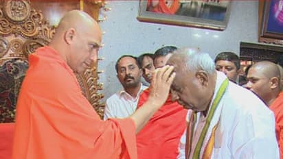 ದೇವೇಗೌಡರಿಂದ 'ನಿರ್ಮಲ' ಸಂಧಾನ: ಕೆಲ ವರ್ಷಗಳಿಂದ ಮಠದಿಂದ ದೂರವುಳಿದಿದ್ದ ಗೌಡರು