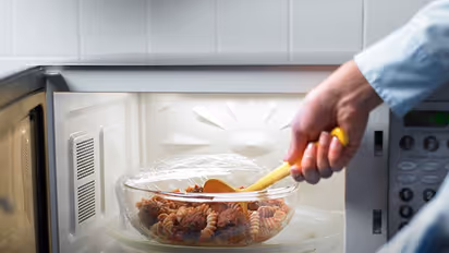 മൈക്രോ വേവ് ഓവനില് ഇവയൊന്നും വയ്ക്കരുത്; അപകടം ക്ഷണിച്ചുവരുത്താതിരിക്കുക...