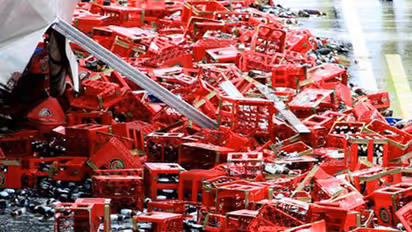 ರಸ್ತೆಯಲ್ಲೇ ಹರಿಯಿತು ಬಿಯರ್ ಹೊಳೆ!