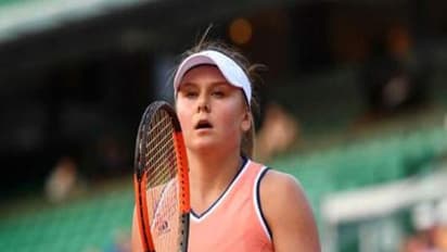 நடப்புச் சாம்பியனை வீழ்த்தி வீழ்த்தி அடுத்த சுற்றுக்கு வீரநடை போட்ட வீராங்கனை...