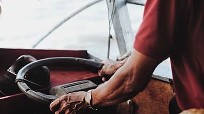 ഓടുന്ന ബസിനുള്ളിൽ കണ്ടക്ടറെ ഫോർക്കുകൊണ്ട് ആക്രമിച്ച് സ്വകാര്യ ബസ് ഡ്രൈവർ 