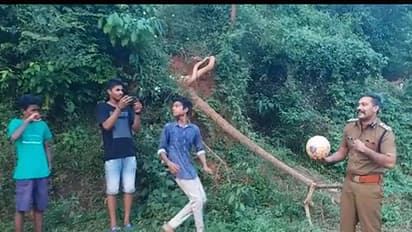 കുട്ടിക്കാലത്തേക്ക് മടങ്ങുമ്പോള്; ആരാധകരോടൊപ്പം ഷൂട്ടിങ്ങിനിടെ വോളിബോള് കളിച്ച് ബാല