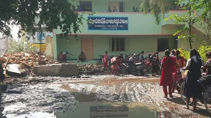 మంత్రి గారూ, మీ వూరెలా ఉందో చూశారా? (వీడియో)