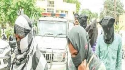 காரில் அழகிகளை வைத்து விபசாரம்! அதிரடியாக சுற்றி வளைத்த போலீசார்...