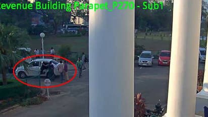 സെക്രട്ടേറിയറ്റിന് മുന്നില് കൈക്കൂലി വാങ്ങി; എക്സിക്യൂട്ടിവ് എഞ്ചനീയര്ക്ക് സസ്പെന്ഷന്