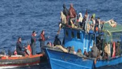 இலங்கை கடற்படையினரின் தொடரும் அட்டூழியம்… 12 தமிழக மீனவர்கள் சிறை பிடிப்பு …