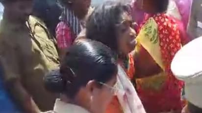 குழந்தையை கடத்த முயற்சி - பெண்ணை பிடித்து போலீசாரிடம் ஒப்படைத்த பொதுமக்கள்!