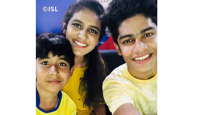 കണ്ണിറുക്കി വൈറലായ പ്രിയക്ക് വിവിഐപി ടിക്കറ്റ്, ഫുട്ബോള് ഇതിഹാസം ഐഎം വിജയന് ഗ്യാലറി ടിക്കറ്റും