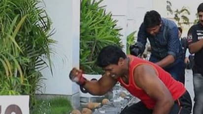 ഒരു മിനിറ്റില് 122 തേങ്ങ പൊട്ടിച്ച് മലയാളി ഗിന്നസ് ബുക്കില്