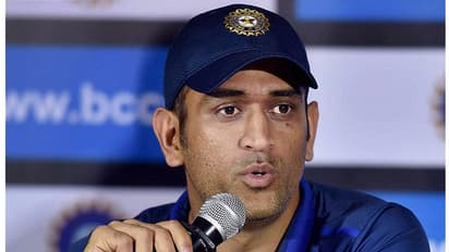 ಗರ್ಲ್ ಫ್ರೆಂಡ್ಸ್ ಬಗ್ಗೆ ಕೇಳುತ್ತಿದ್ದಂತೆ ಕೂಲ್ ಕ್ಯಾಪ್ಟನ್ ಧೋನಿ ರಿಯಾಕ್ಷನ್ ಹೇಗಿತ್ತು..?