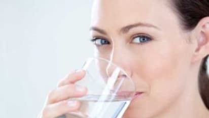 உங்களுக்குத் தெரியுமா? உடல் எடை குறைய சூடான தண்ணீருடன் இவற்றை கலந்து குடிக்க வேண்டும்...