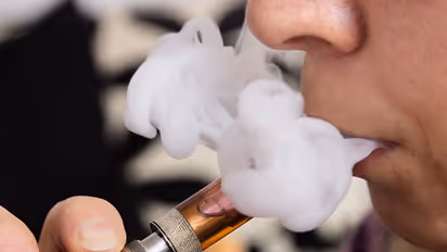 പുകവലിച്ച് കൊണ്ട് വലി നിര്ത്താന് ഇ സിഗരറ്റ്