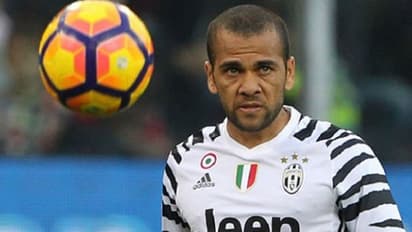 ക്വാറന്റൈന് കാലത്ത് പാചകത്തില് നിന്ന് സംഗീതത്തിലേക്ക് ഡ്രിബിള് ചെയ്ത് ഡാനി ആല്വസ്