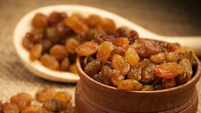 உலர் திராட்சையை சாப்பிட்டால் ஆரோக்கியத்திற்கு அவ்வளவு நல்லது….