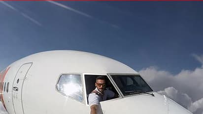 ಹಾರಾಟದ ವೇಳೆ ವಿಮಾನದ ಹೊರಗಿನಿಂದ ಪೈಲಟ್ ಸೆಲ್ಫೀ...!