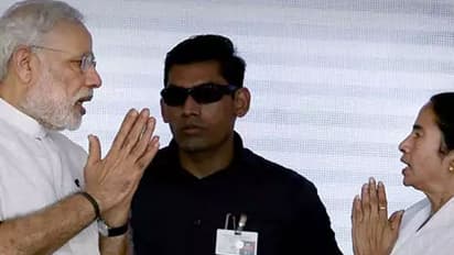 മോദിയെ ഷാള് അണിയിച്ചും പൂച്ചെണ്ട് നല്കിയും സ്വീകരിച്ച് മമത