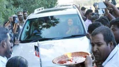 ஆரத்தி எடுத்து அக்ரஹாராவிற்கு வழி அனுப்பிய ஆதரவாளர்கள்..! ஆனந்த கண்ணீரோடு விடை பெற்ற சசி..!