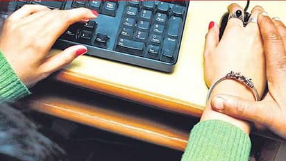 ಮಹಿಳಾ ಪತ್ರಕರ್ತೆ ತಬ್ಬಿಕೊಂಡ ಪೊಲೀಸ್ ಪೇದೆ!