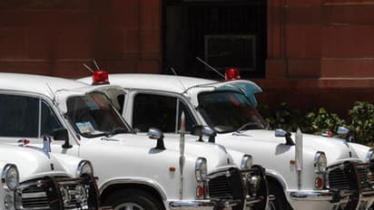 Karnataka official misuses VIP status, makes driver carry his shoes