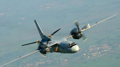 షాక్: రోడ్డుపై విమానం ల్యాండింగ్, ఎందుకో తెలుసా?