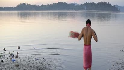 திடீரென கருப்பாக மாறிய நதி..! பொதுமக்கள் பீதி..ஆற்று நீரை பயன்படுத்த அதிகாரிகள் தடை..!