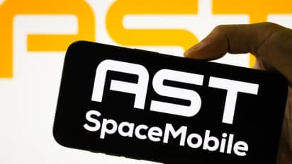 https://stocktwits.com/news-articles/markets/equity/ast-space-mobile-taps-vodafone-deutsche-telekom-orange-for-europe-expansion-asts-stock-heads-for-best-week-in-over-a-month/cZoB5cfRJJO