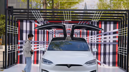 https://stocktwits.com/news-articles/markets/equity/tesla-s-optimus-reportedly-hits-production-snags-stone-x-stays-bullish-ahead-of-q3-vehicle-deliveries/cZMOQxNRBOa