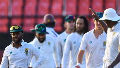 Temba Bavuma with South African team (Photo: ICC)